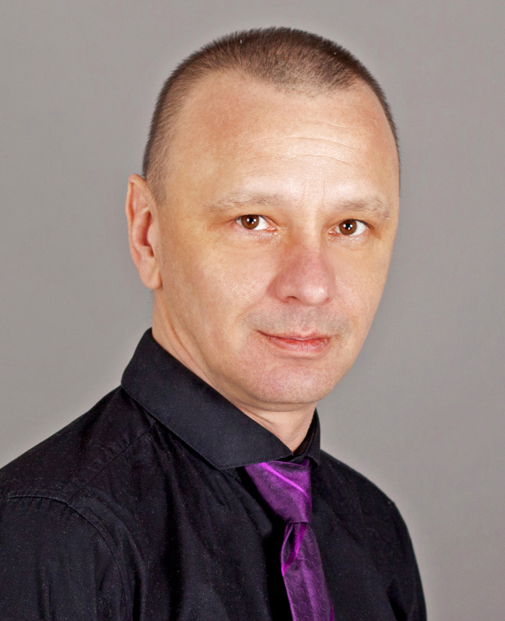 Fotografka podczas pracy z klientką na sesji zdjęciowej