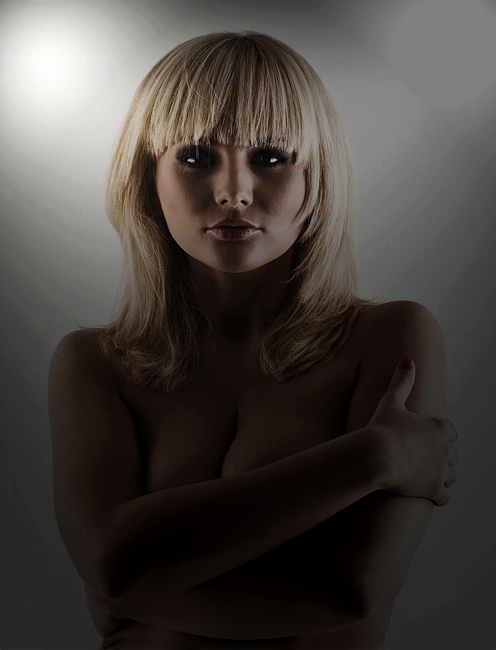 Portret wyrazistej kobiety, mocne światło